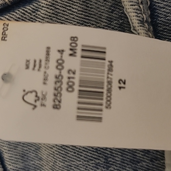 Old navy jean shorts, light wash blue, size 12 kids. - Picture 4 of 4